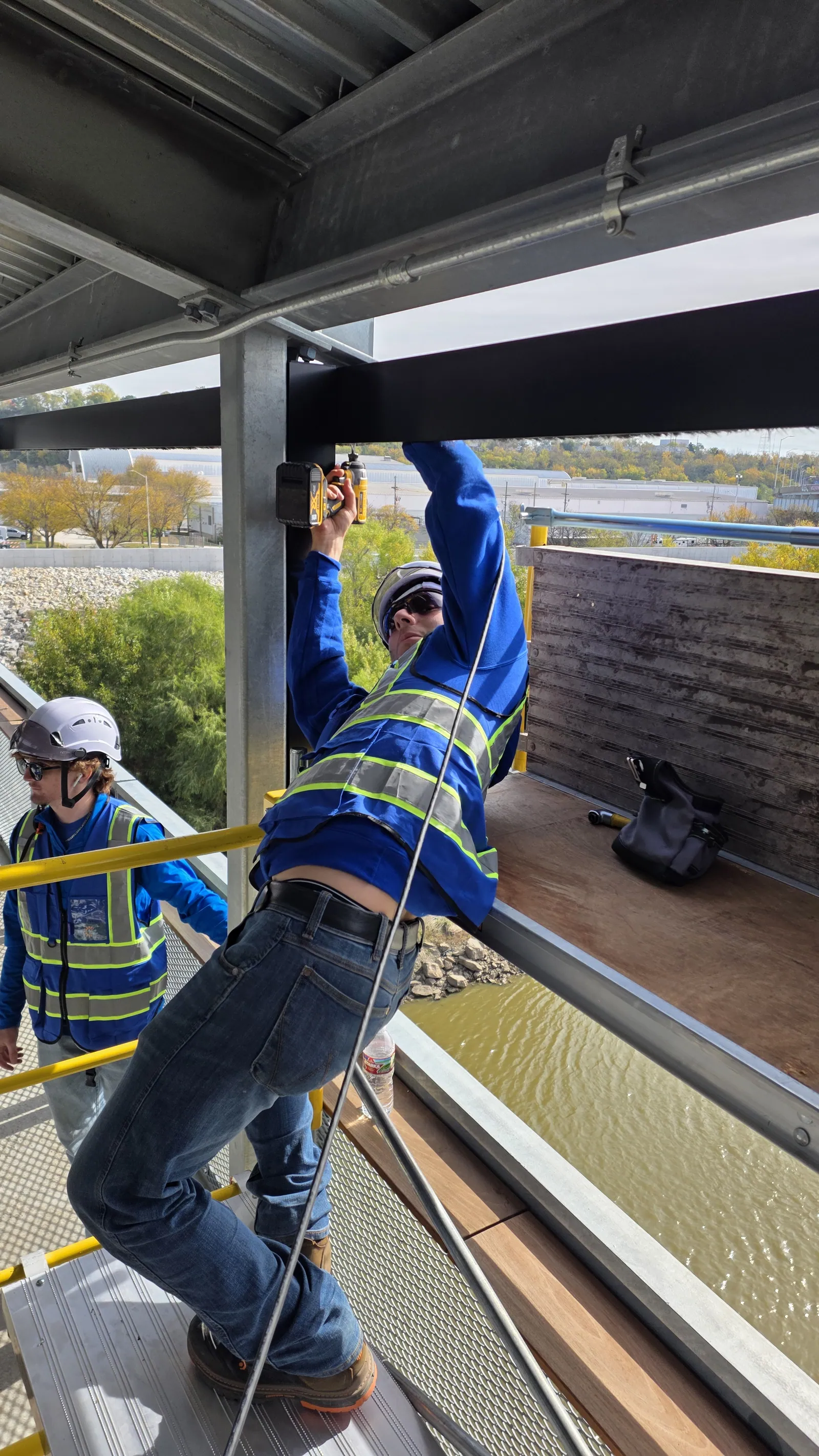 Setting a shade header with the river directly below the walkway